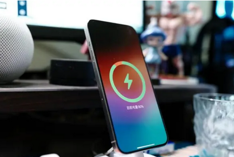 阿克陶苹果15换屏服务分享用什么充电器给iPhone15充电更好 